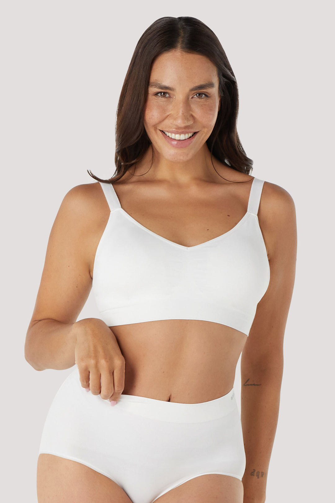 Back smoothing, no wired bras 3 pack | Bella Bodies UK | White | Front